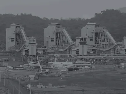 Usina de beneficiamento de minério com estruturas metálicas e correias, imagem em duotone grafite
