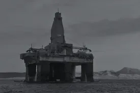Plataforma de petróleo offshore no mar aberto, em duotone grafite, do segmento offshore