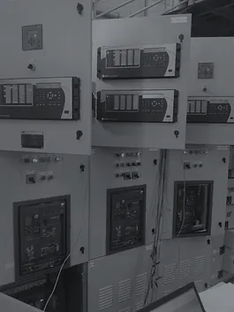 Painéis elétricos de controle industrial com LEDs de estado, em tratamento duotone grafite frio
